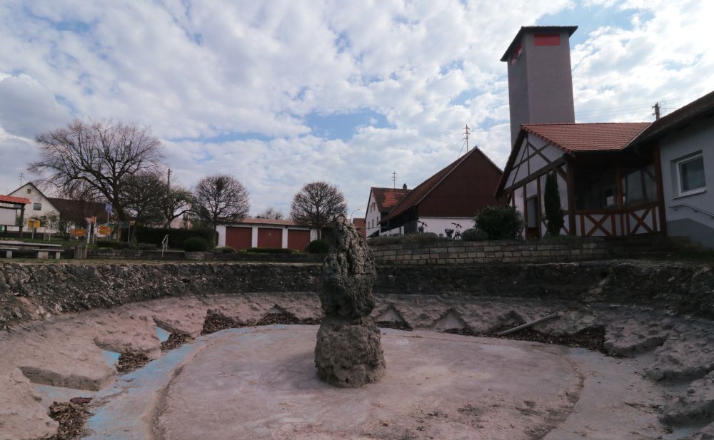 Der Bieberbacher (Oster-)Brunnen wird zum Sinnbild des Frankenjuras während der Ausgangsbeschränkung