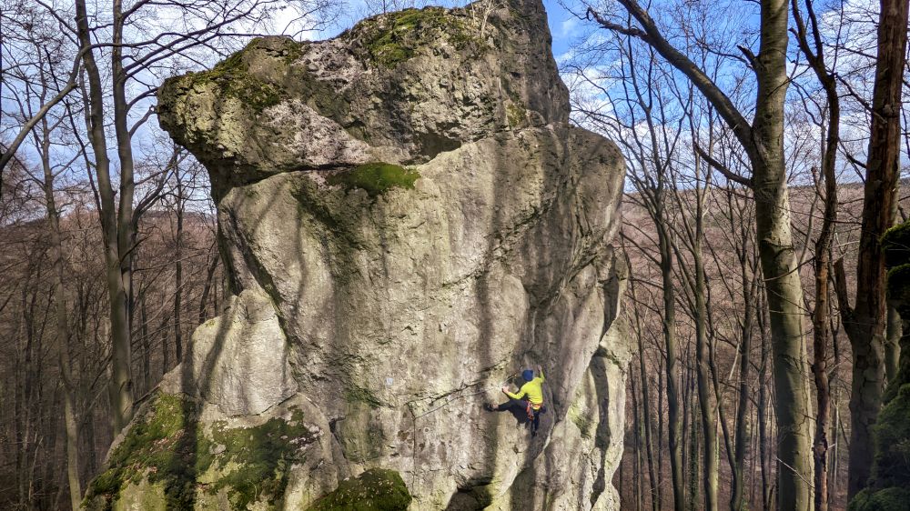 Jörg Perwitzschky klettert die Beamtenrampe (8+) am Hutzelturm