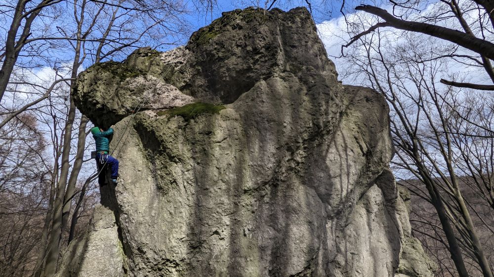 Teffi Büchting an der Schlüsselstelle des Hutzelzwergenweg (6) am Hutzelturm