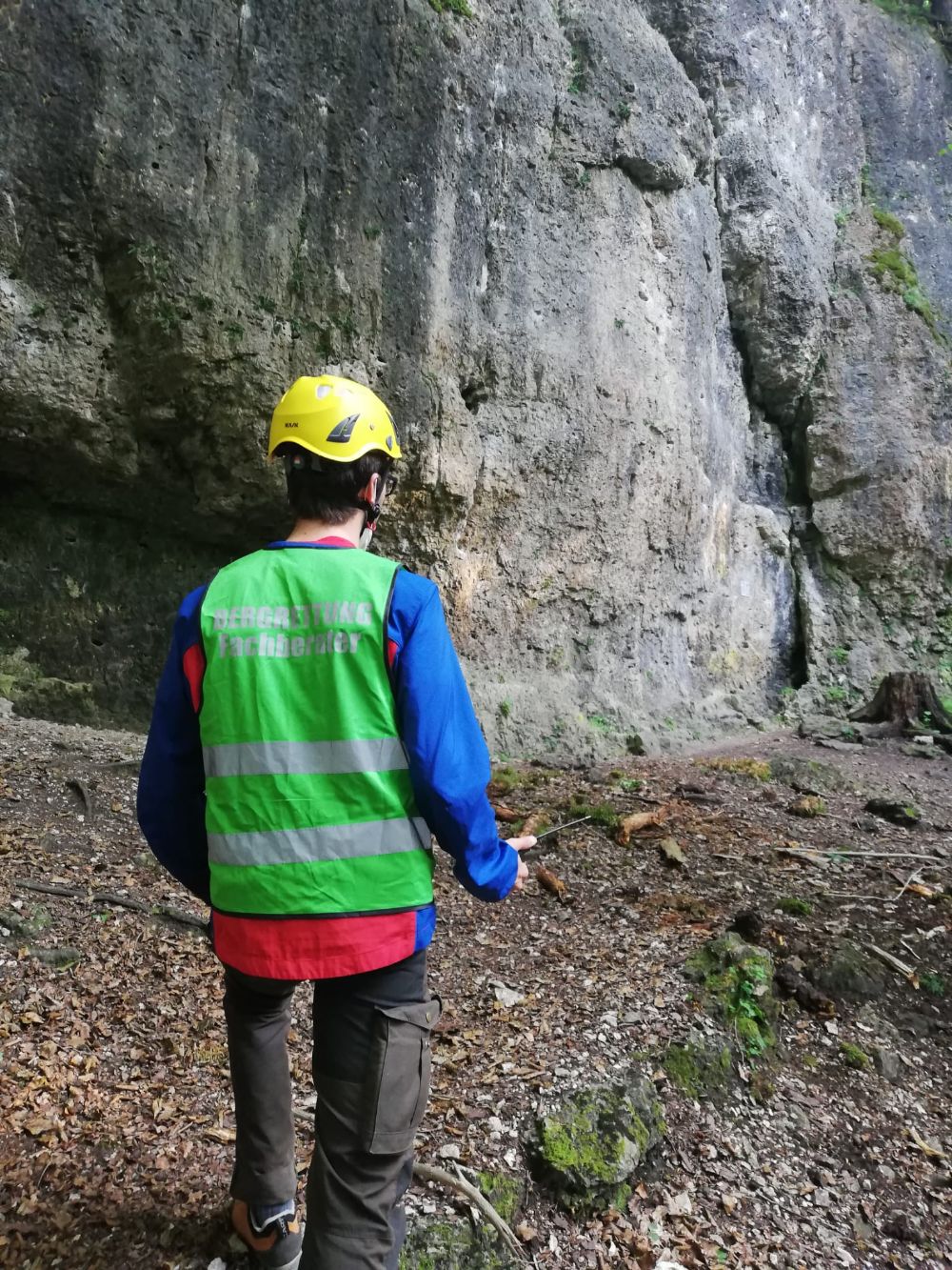 Auf diese Stelle rechts im Bild stürzte eine große Wurzel von oberhalb des Felsens auf den Wandfuß (Bild: Bergwacht Amberg)