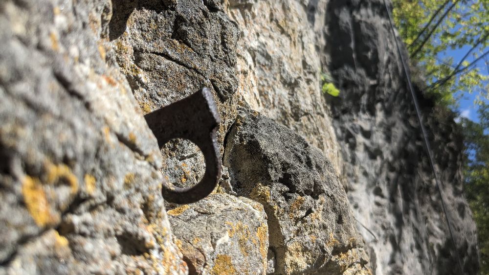 Ein alter Haken in der Georg-Schiller Wand