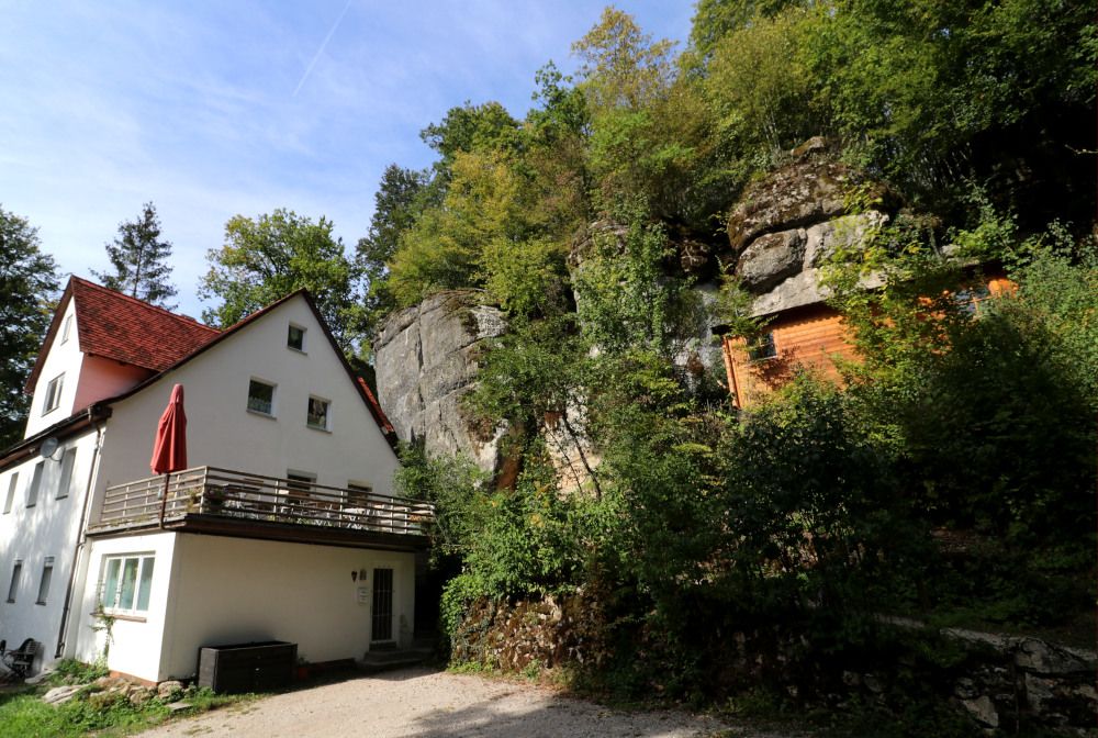 Blick auf das Haupthaus und die Hauswand der Intensivstation