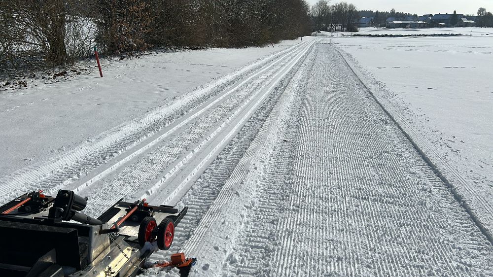 Auch die Hilzhofener Loipen wurden heute frisch gespurt (Bild: Michael Märtl)