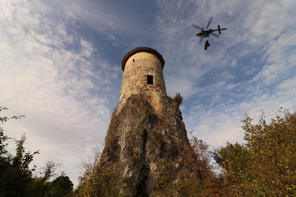 Die Hubschrauberübung findet direkt am Steinernen Beutel, dem Wahrzeichen von Waischenfeld statt