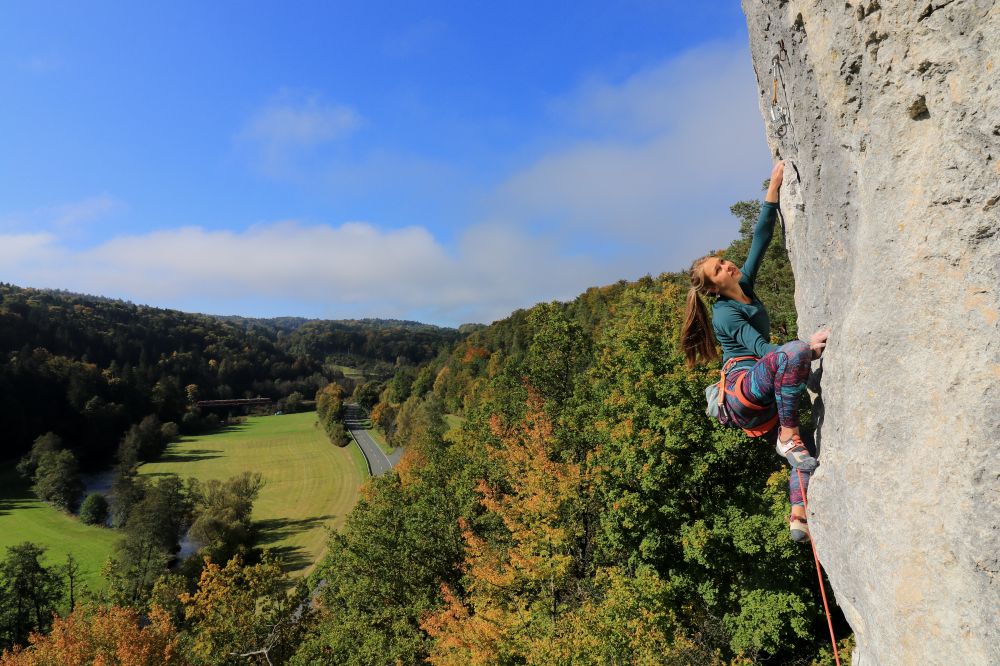 Sofie Paulus holt sich den vermutlich ersten Eco-Point der Route Simon am Student. Im Hintergrund rattert die Regionalbahn durch das Pegnitztal.