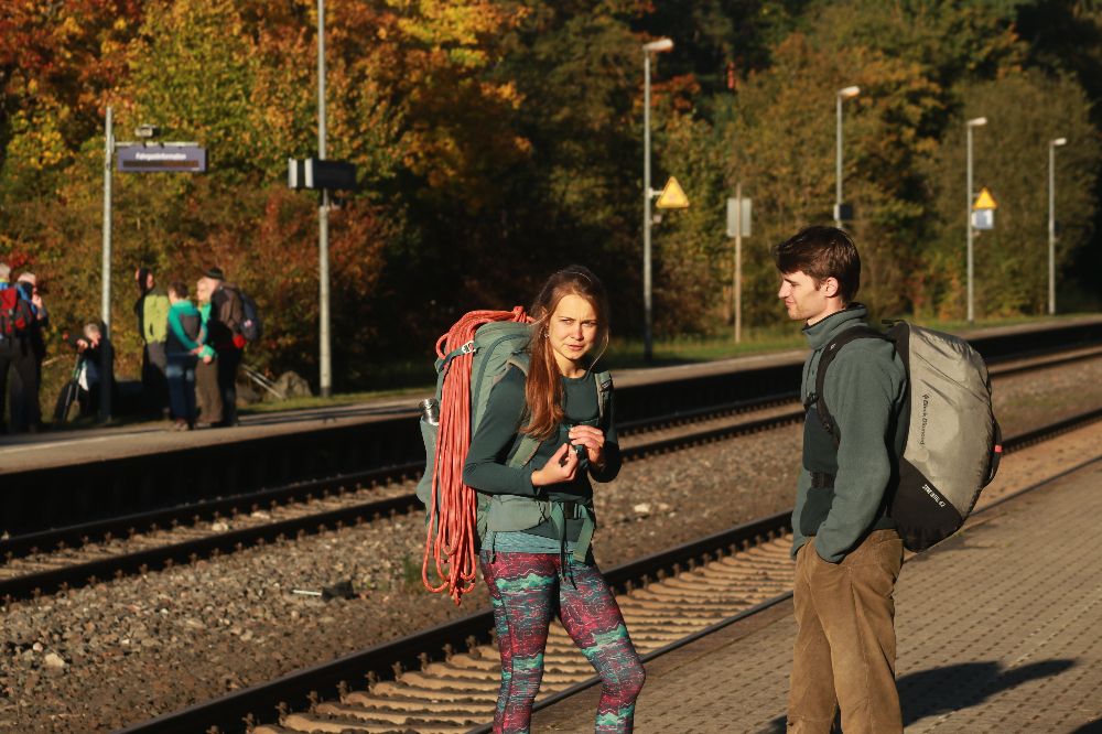 Sofie und Tino warten auf den Zug in Rupprechtstegen, der die beiden zurück nach Bayreuth bringt
