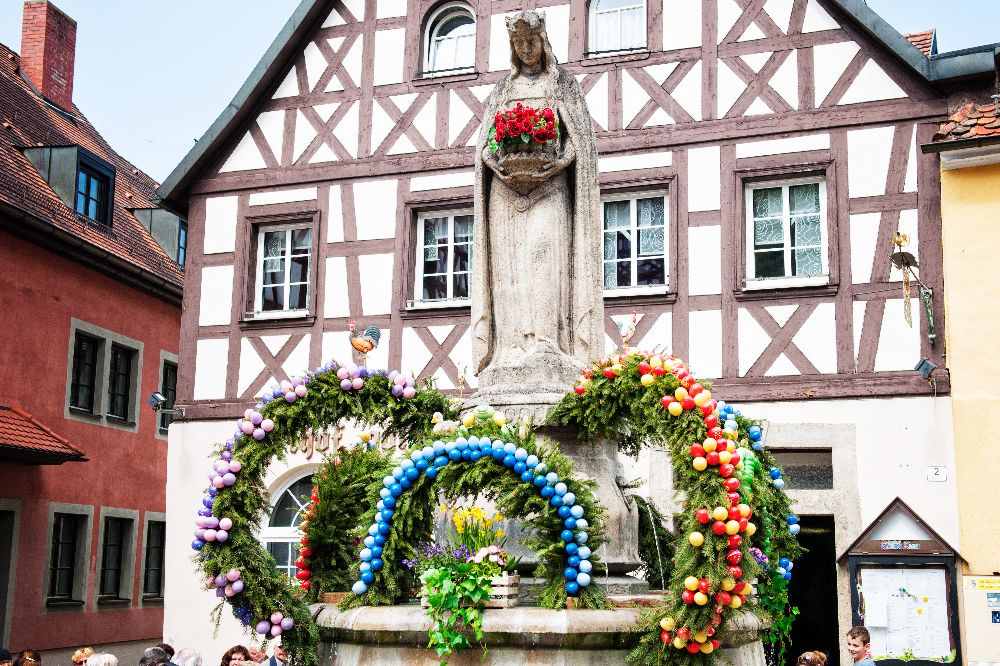Osterbrunnen Marktplatz Pottenstein (Bild: © TZ Fränkische Schweiz / Florian Trykowski)