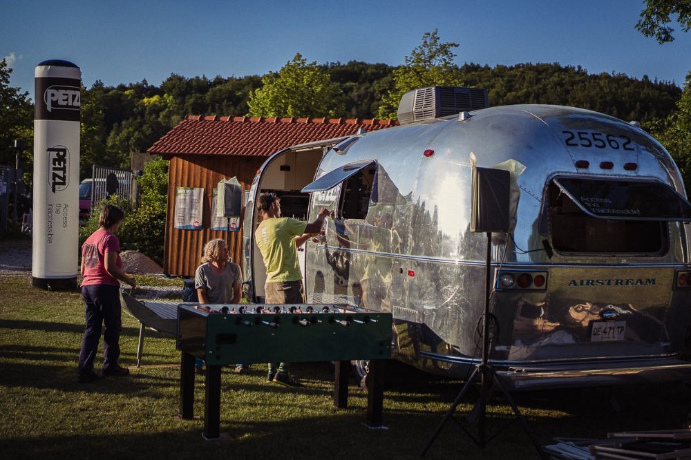 Die Gallionsfigur des Kletterfestivals: der Airstream-Caravan von Petzl