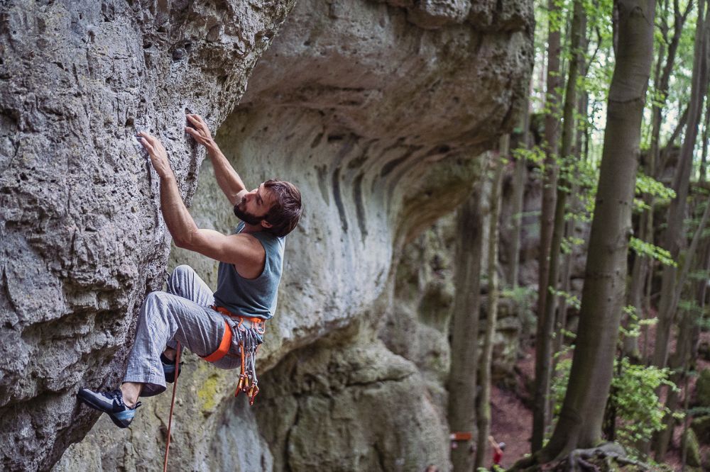 Chris Sharma klettert ´Geisterjäger´ am Steinberg bei Königstein (Bild: Petzl Kletterfestival 2019| Hannes Huch)