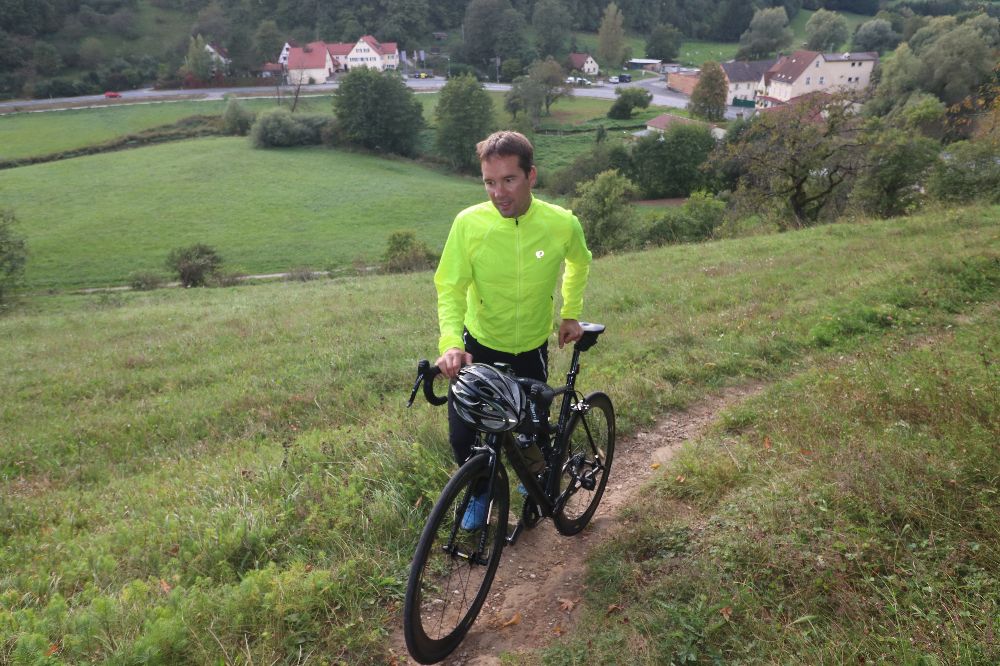 Ludwig schiebt sein Rennrad die letzten Meter zur Unentwegtenwand