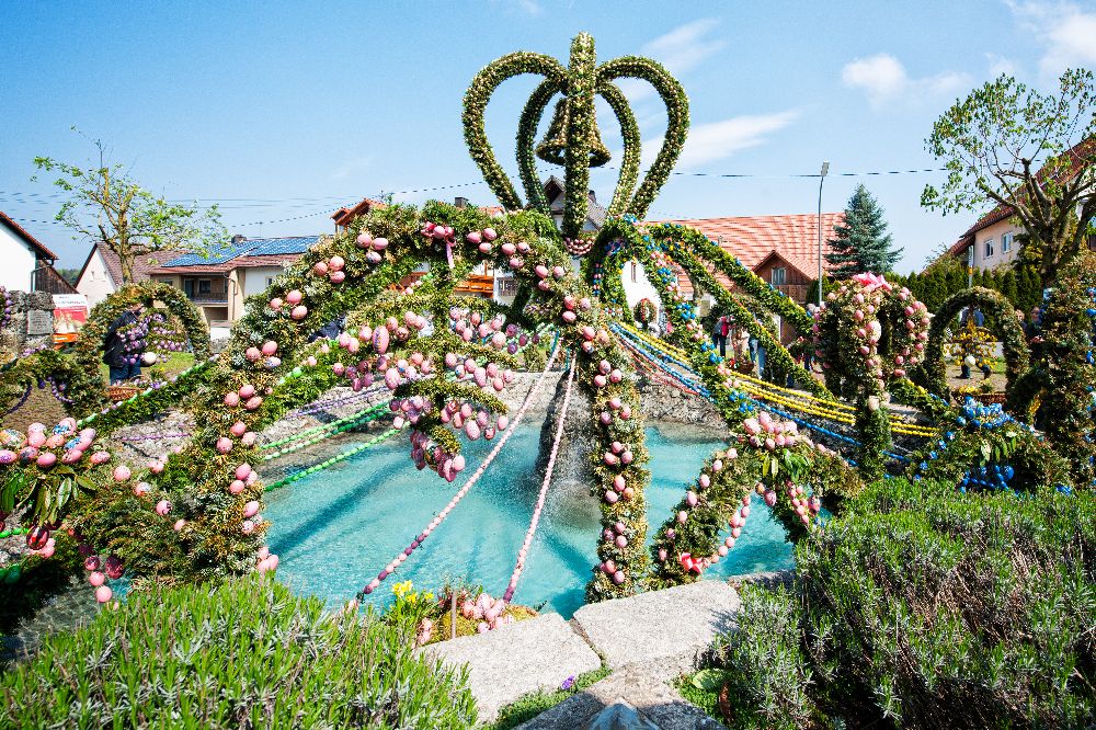 Der Osterbrunnen in Bieberbach © TZ Fränkische Schweiz / Florian Trykowski