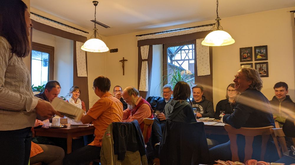 Tourismusmanagerin Bianca Müller erläutert im Gasthaus Hönig in Litzendorf im Beisein von Wirtschaftförderer Thomas Reichert, den Bürgermeistern Wolfgang Möhrlein und Wolfgang Desel, dem Stellvertretenden Landrat Bruno Kellner sowie VGN-Marketingleiter Ulrich Büscher die Bedeutung der neuen VGN-Freizeitlinie für die ´Fränkische Tokana´ (Bild: Frankenjura.com)