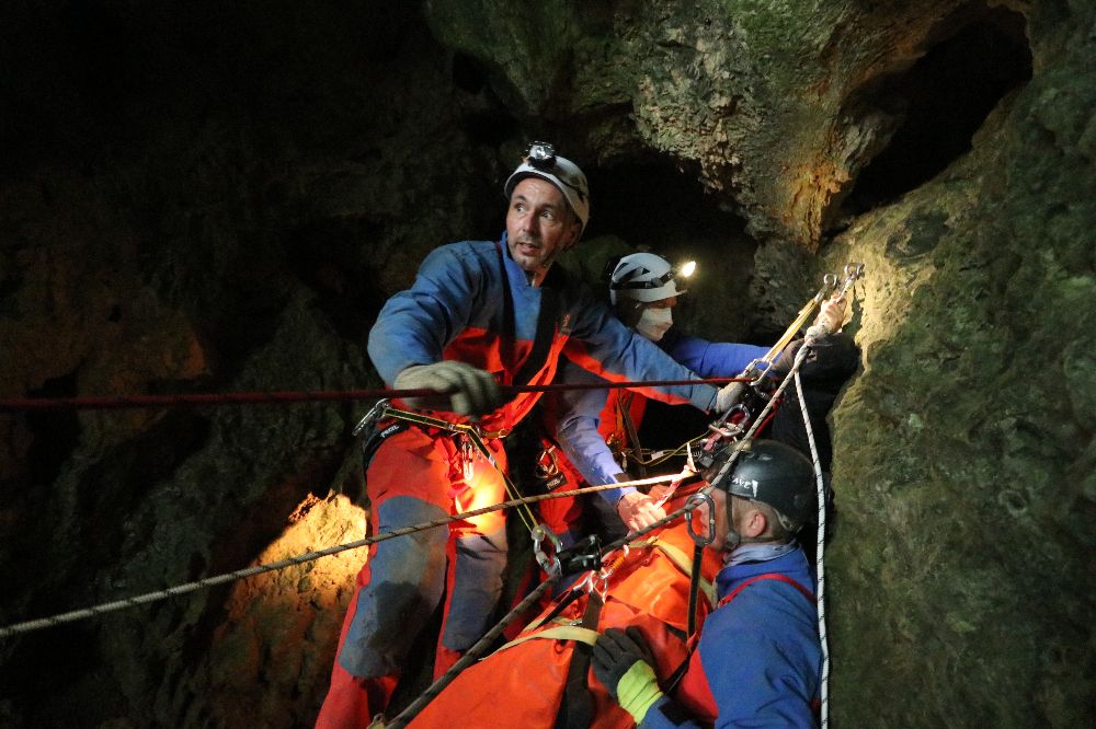 Fast geschafft: Ein Höhlenretter der Bergwacht Frankenjura gibt letzte Anweisungen, nachdem der mehr als 20 Meter lange Höhlenschacht der Esperhöhle bewältigt ist (Bild: Frankenjura.com)