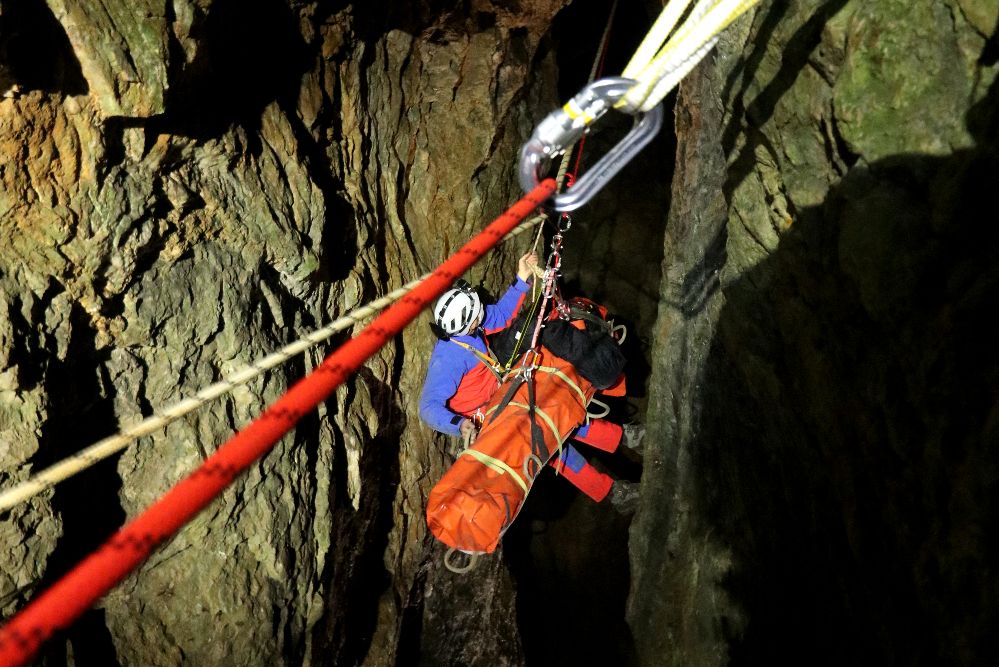 Ein Retter der Bergwacht Frankenjura mit der fiktiv verunfallten Höhlenfoscherin im mehr als 20 Meter tiefen Höhlenschacht (Bild: Frankenjura.com)