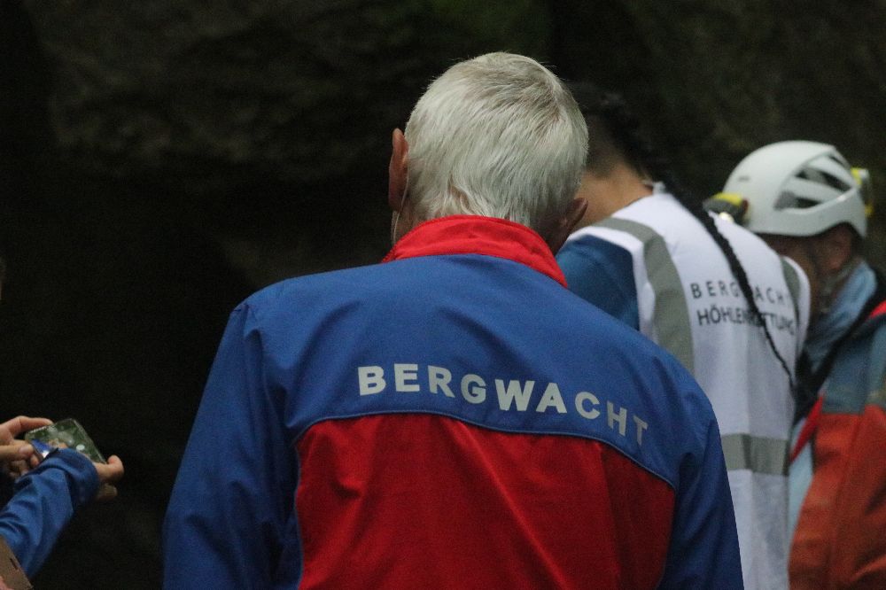 Auch vor der Höhle wird konzentriert gearbeitet, hier wird die Rettungsaktion koordiniert (Bild: Frankenjura.com)