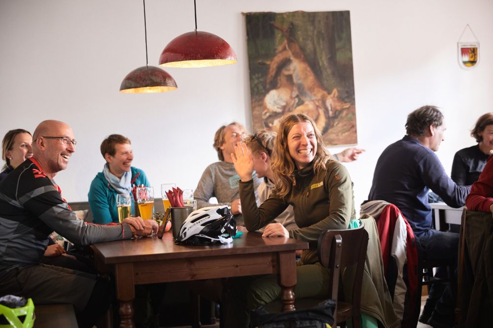 Reifen, Ruinen und der Horizont auf der Burgenwinkel-Bike-Tour in den Haßbergen (Bild: VGN | Andrea Gaspar-Klein)