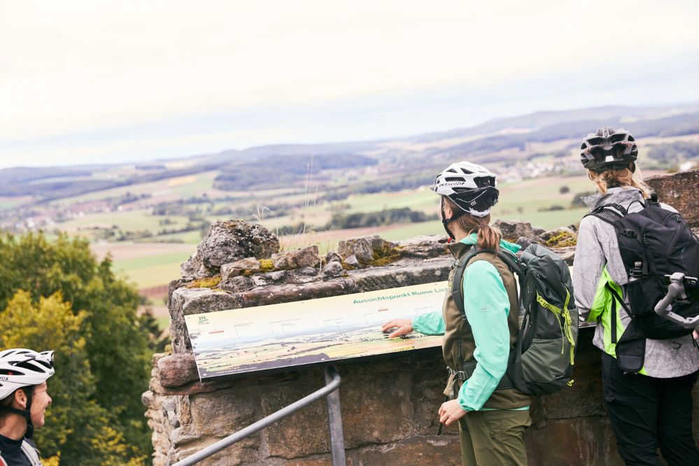 Reifen, Ruinen und der Horizont auf der Burgenwinkel-Bike-Tour in den Haßbergen (Bild: VGN | Andrea Gaspar-Klein)