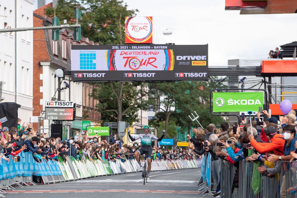 Nils Politt ist Erster auf der Erlanger Ziellinie  (©DeutschlandTour | Marcel Hilger)