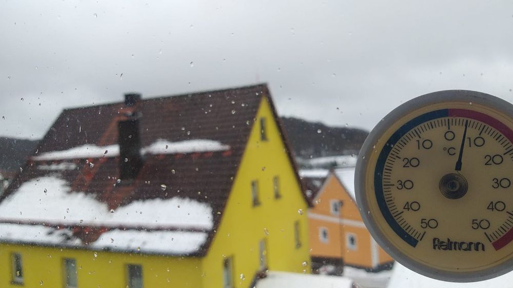 Bild vom 29.Januar kurz vor Mittag: Auch in Spies ist es wärmer geworden und die Schneedecke lässt Federn. (Bild: Horst Fischer)