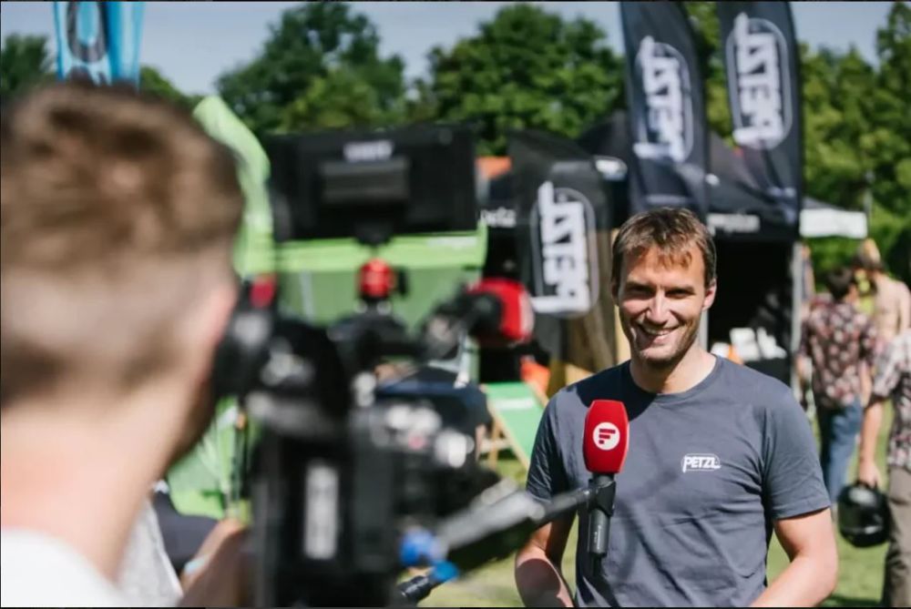 Petzl Organisator Nils Beste gibt ein Interview auf dem Kletterfestival (Bild: Simon Toprak)