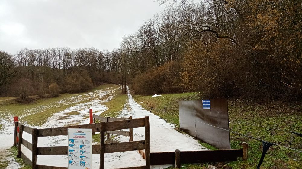 Auch am Skilift in Romansthal ist kein Wintersport mehr möglich (Bild: Jürgen Paul)