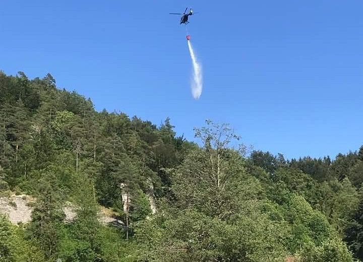 Löschhubschrauber bei einem Waldbrand bei Enzendorf im Jahr 2019 (Archivbild: Bergwacht Bayern)