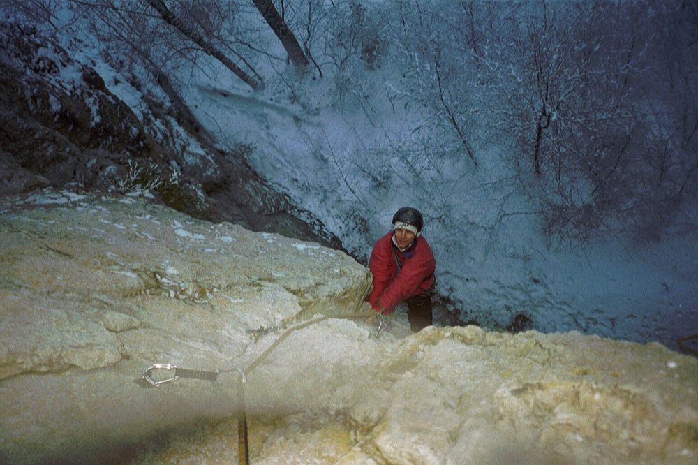 Burki testet im Winter 2001/2002 Haken nach der Sanierung einer klassischen Route an der Heinrichsgrotte (Bild: Archiv Burkhard Müller)