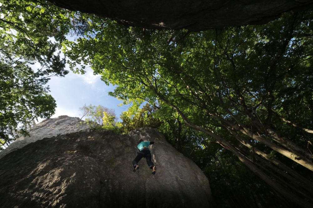 Stefan Reinfelder in Staubfinger (5+/6-) an der Tintenwelt. Der rechte Pfeiler im Bild ist möglicherweise instabil.