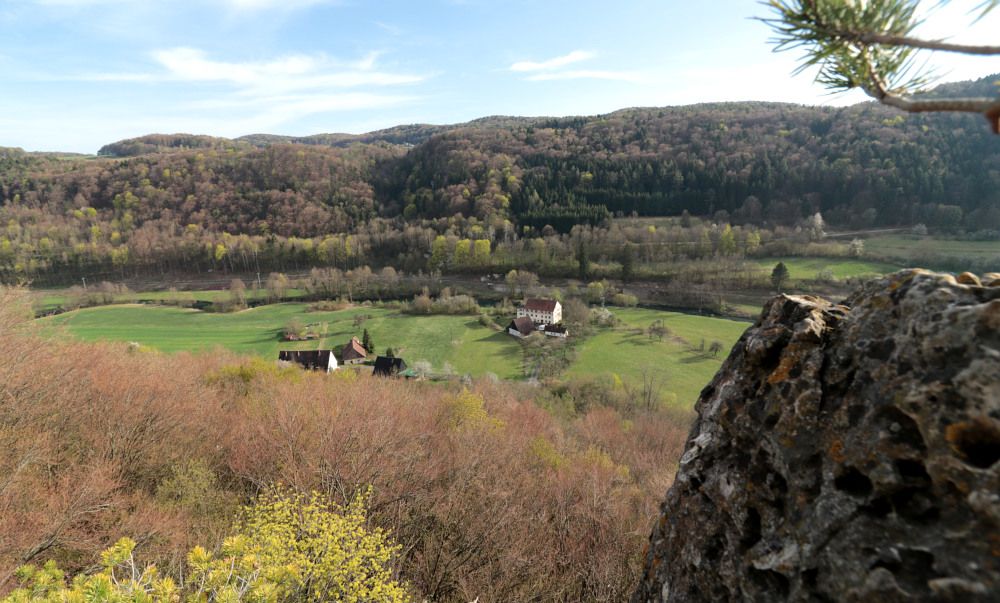Blick von der Unteren Weinzierl Gedenkwand ins Wiesenttal auf den Weiler Wöhr