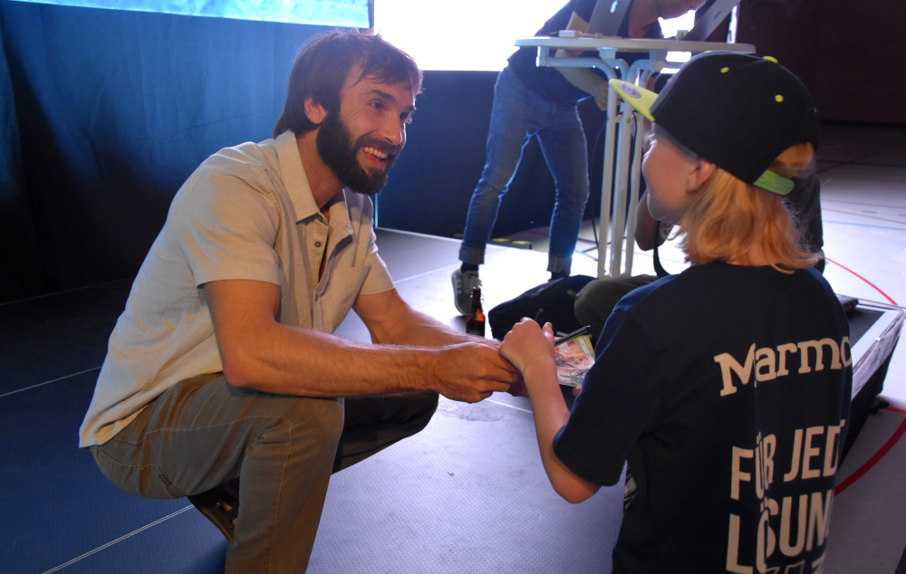 Chris Sharma im Gespräch mit einem ganz jungen Fan (Bild: Katja Bub)