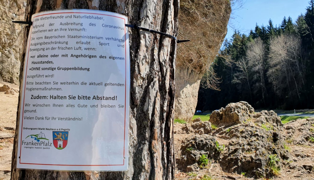 Die Corona-Beschilderung klärt über die derzeitigen Spielregeln im Klettersport auf (Bild: Thomas Hoffmann)