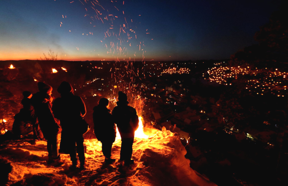 Hoch über Pottenstein nach dem Entzünden der Feuer 