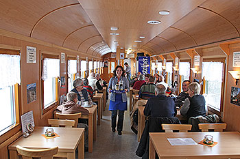 Bis zu 40 Gäste finden im gemütlichen Innenraum des Rast-Waggons Platz. Foto: Armin Tauber
