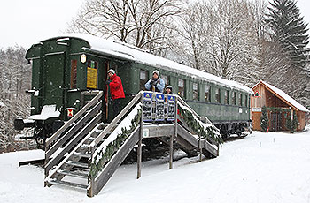 Auch im Winter ein lohnendes Ausflugsziel: Der Rast-Waggon am Bahnhof in Rupprechtstegen im oberen Pegnitztal. Foto: Armin Tauber 
