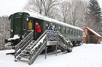 Auch im Winter ein lohnendes Ausflugsziel: Der Rast-Waggon am Bahnhof in Rupprechtstegen im oberen Pegnitztal. Foto: Armin Tauber