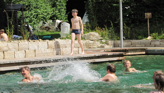 Planschspaß im Höhenschwimmbad in Gößweinstein.