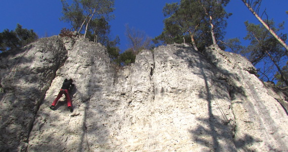 Kletterer an der ´Schönen Aussicht´, einem der schönsten Sonnenfelsen des Frankenjuras (Bild: Peter Bayer)