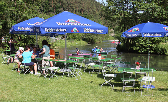 Biergarten-Idylle direkt am Pegnitzufer in Lungsdorf.