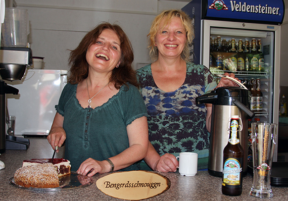 Monika Lauber und Anneliese Urbat verwöhnen die Gäste mit leckeren hausgemachten Kuchen.