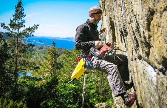 Hier in den Granitwänden Norwegens: Joshua Schulz mit Bohrmaschine