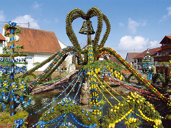 Osterbrunnen in Bieberbach. Foto:Tourismuszentrale Fränkische Schweiz