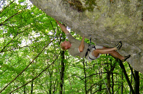 Ein Bild aus ruhigeren Zeiten: Burkhard Müller in einer Dachroute im achten Grad (Bild: Steffen Fetzer)