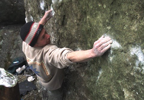 Karsten Oelze in einem fränkischen Boulder (Bild: Heiko Queitsch)