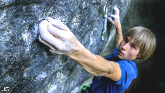 Alexander Megos in einer Route im Püttlachtal (Bild: Julian Söhnlein)