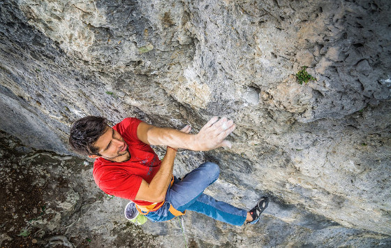 Julian Söhnlein in ´33plus3´ (9+/10-) am linken Wandende (Bild Christof Hampe)