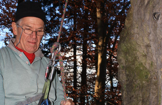 Alfred Hack beim Überprüfen der neu gesetzten Haken