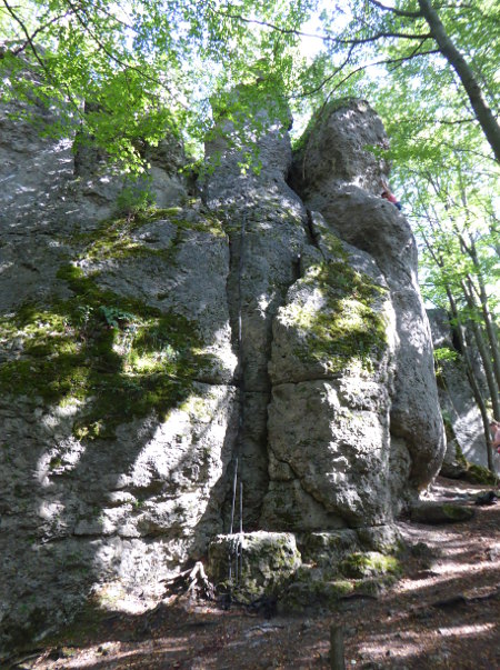 Ein Teil der Südseite der Maximilianswand. Der Sonnenkönig zieht durch den schlanken Turm in Bildmitte (Bild: Markus Arnold)