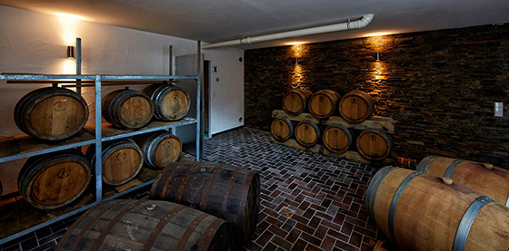 Whiskyfässer in der Destillerie