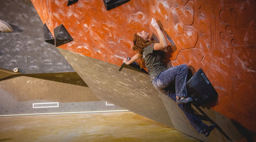 Volle Konzentration von Lara Rist, als sie den dritten Finalboulder der Damen angeht (Bild: Rico Haase)