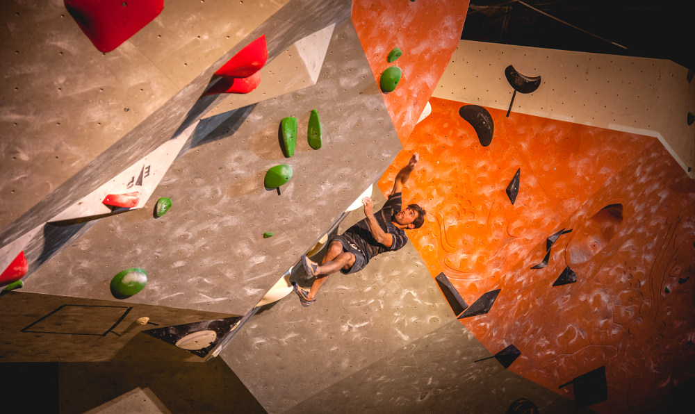 Florian Muth zockt als einziger Herr den dritten Finalboulder (Bild: Rico Haase) 